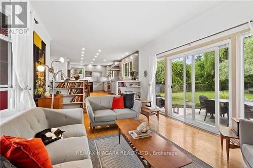 370 Butler Street, Niagara-On-The-Lake, ON - Indoor Photo Showing Living Room