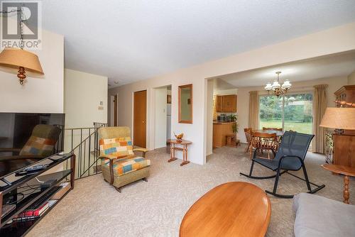 19 Peter Street, Laurentian Hills, ON - Indoor Photo Showing Living Room