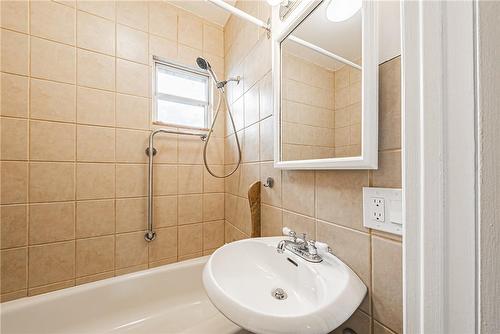 28 Fullerton Avenue, Hamilton, ON - Indoor Photo Showing Bathroom