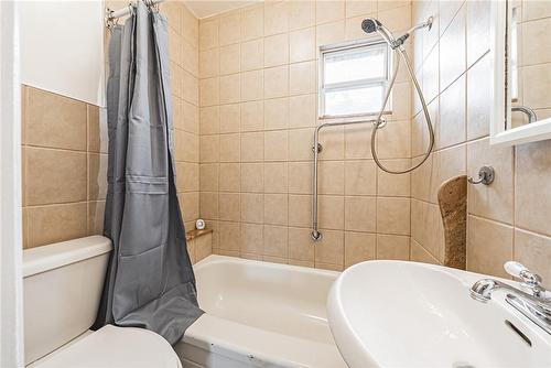 28 Fullerton Avenue, Hamilton, ON - Indoor Photo Showing Bathroom