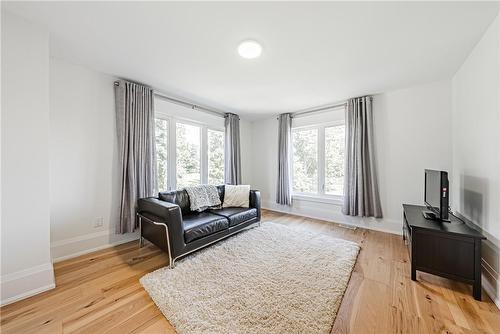 85 Miles Road, Hamilton, ON - Indoor Photo Showing Living Room