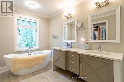 8713 Timberwood Trail, Lambton Shores, ON - Indoor Photo Showing Bathroom