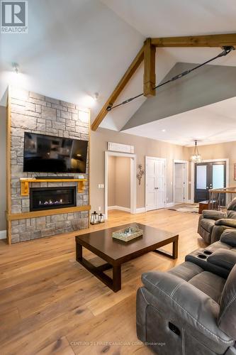 8713 Timberwood Trail, Lambton Shores, ON - Indoor Photo Showing Living Room