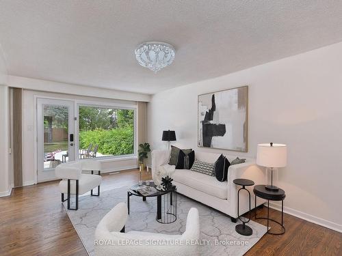 28 Tanjoe Cres, Toronto, ON - Indoor Photo Showing Living Room