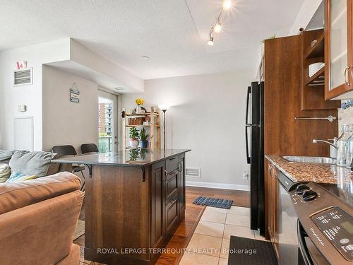 619-600 Fleet St, Toronto, ON - Indoor Photo Showing Kitchen