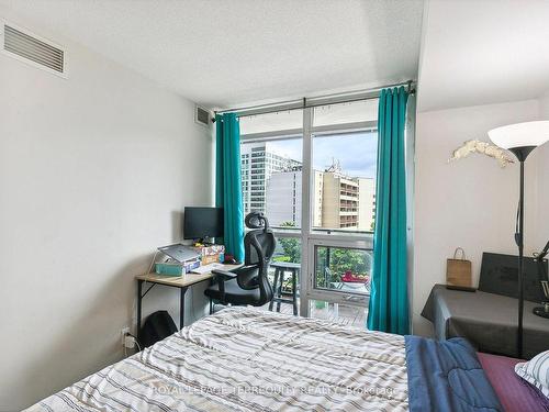 619-600 Fleet St, Toronto, ON - Indoor Photo Showing Bedroom