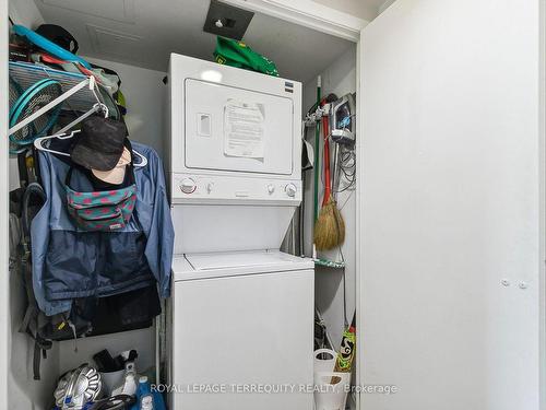 619-600 Fleet St, Toronto, ON - Indoor Photo Showing Laundry Room