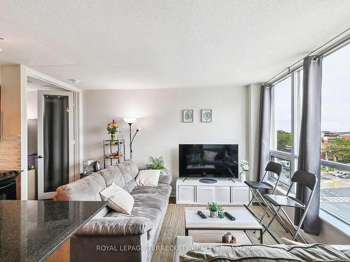 619-600 Fleet St, Toronto, ON - Indoor Photo Showing Living Room