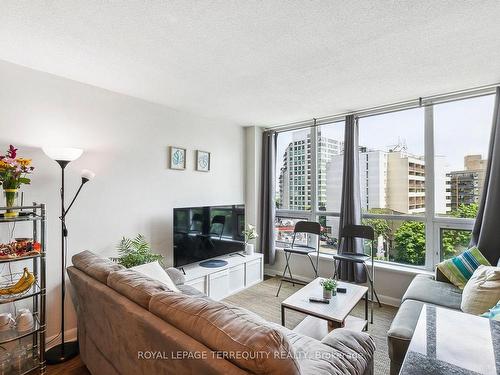 619-600 Fleet St, Toronto, ON - Indoor Photo Showing Living Room