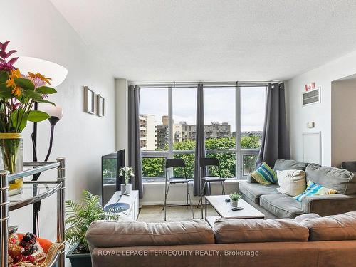 619-600 Fleet St, Toronto, ON - Indoor Photo Showing Living Room