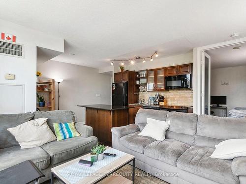 619-600 Fleet St, Toronto, ON - Indoor Photo Showing Living Room