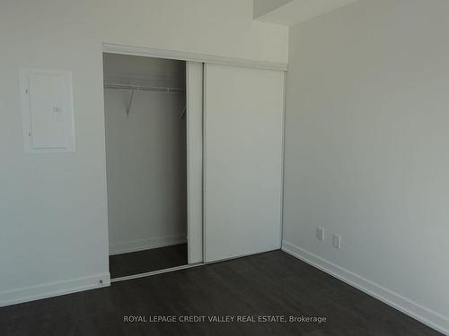 401-32 Forest Manor Rd, Toronto, ON - Indoor Photo Showing Other Room