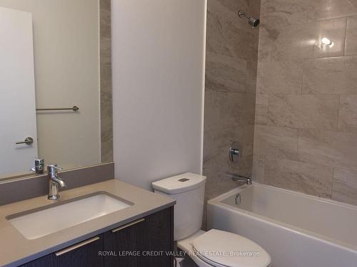 401-32 Forest Manor Rd, Toronto, ON - Indoor Photo Showing Bathroom