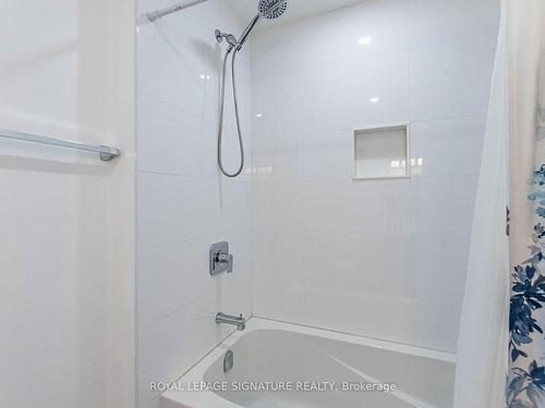 2667 Council Ring Rd, Mississauga, ON - Indoor Photo Showing Bathroom