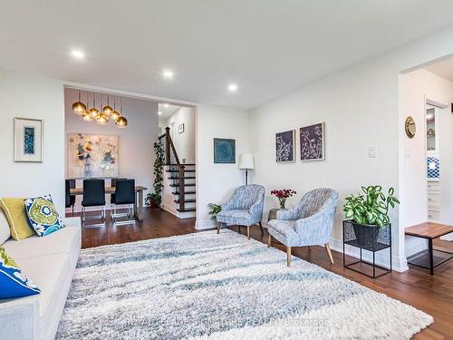 2667 Council Ring Rd, Mississauga, ON - Indoor Photo Showing Living Room