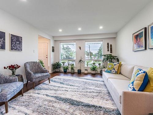 2667 Council Ring Rd, Mississauga, ON - Indoor Photo Showing Living Room