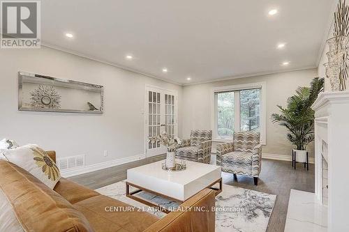 67 Pinnacle Road, Toronto, ON - Indoor Photo Showing Living Room