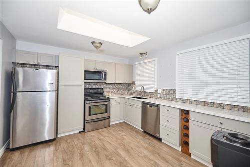 3281 Addison Avenue, Niagara Falls, ON - Indoor Photo Showing Kitchen