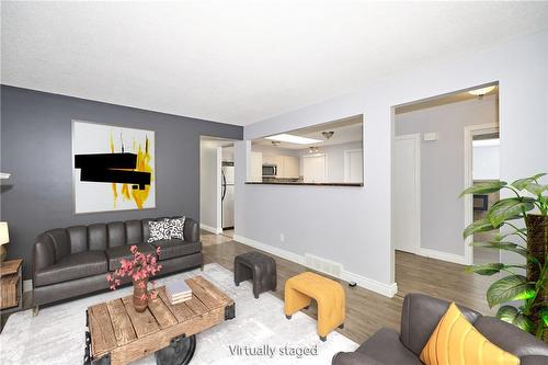 3281 Addison Avenue, Niagara Falls, ON - Indoor Photo Showing Living Room
