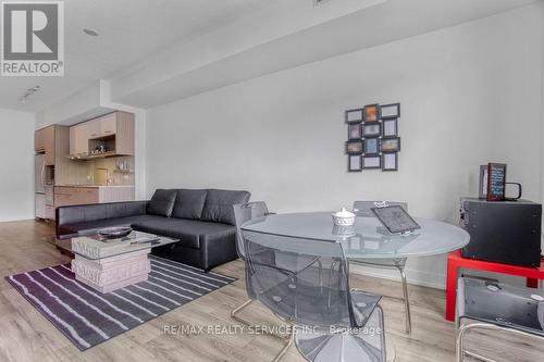 202 - 170 Chiltern Hill Road, Toronto, ON - Indoor Photo Showing Living Room