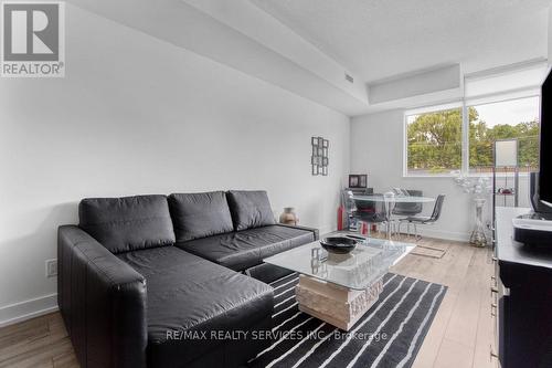 202 - 170 Chiltern Hill Road, Toronto, ON - Indoor Photo Showing Living Room