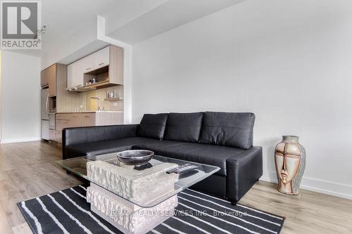 202 - 170 Chiltern Hill Road, Toronto, ON - Indoor Photo Showing Living Room