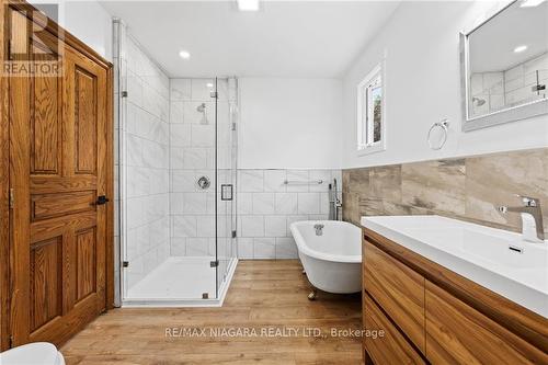 3054 Thunder Bay Road, Fort Erie, ON - Indoor Photo Showing Bathroom