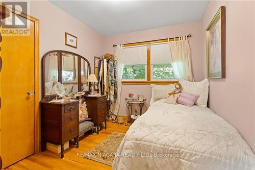 21 Aquadale Drive, St. Catharines, ON - Indoor Photo Showing Bedroom
