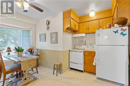 21 Aquadale Drive, St. Catharines, ON - Indoor Photo Showing Kitchen