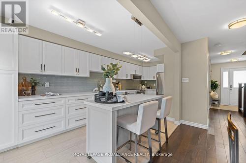 5 Teddington Crescent, Whitby, ON - Indoor Photo Showing Kitchen With Upgraded Kitchen