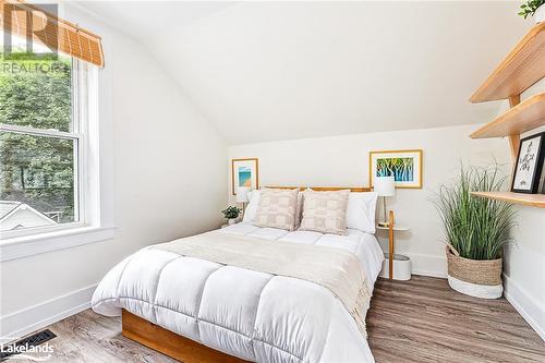 9 Alfred Street W, Thornbury, ON - Indoor Photo Showing Bedroom