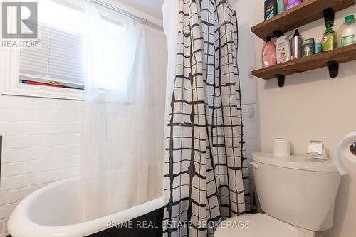 38 Hincks Street, St. Thomas, ON - Indoor Photo Showing Bathroom