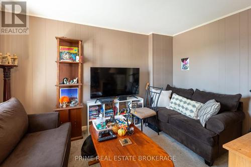 38 Hincks Street, St. Thomas, ON - Indoor Photo Showing Living Room