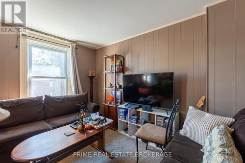 38 Hincks Street, St. Thomas, ON - Indoor Photo Showing Living Room