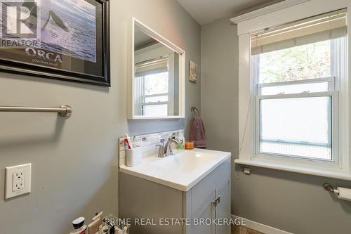 38 Hincks Street, St. Thomas, ON - Indoor Photo Showing Bathroom