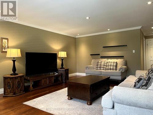 1744 Delderfield Crescent, Mississauga, ON - Indoor Photo Showing Living Room