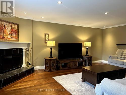 1744 Delderfield Crescent, Mississauga, ON - Indoor Photo Showing Living Room