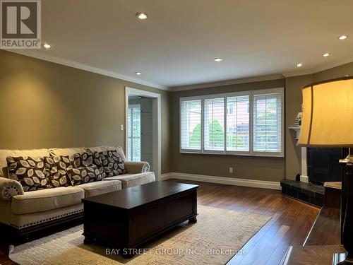1744 Delderfield Crescent, Mississauga, ON - Indoor Photo Showing Living Room