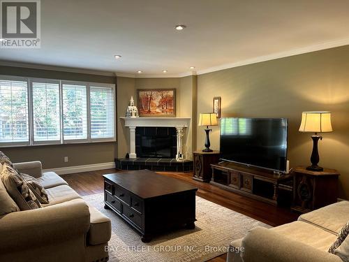 1744 Delderfield Crescent, Mississauga, ON - Indoor Photo Showing Living Room