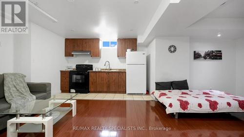 2 Rampart Drive, Brampton, ON - Indoor