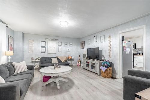 25 Albion Street, Brantford, ON - Indoor Photo Showing Living Room