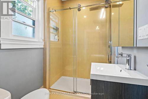 14 Catharine Street, Port Colborne, ON - Indoor Photo Showing Bathroom