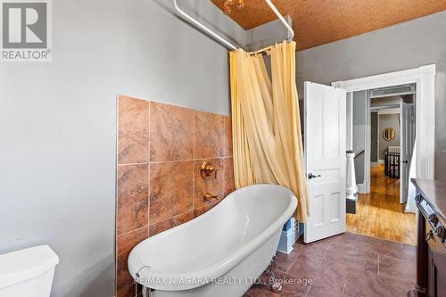 14 Catharine Street, Port Colborne, ON - Indoor Photo Showing Bathroom