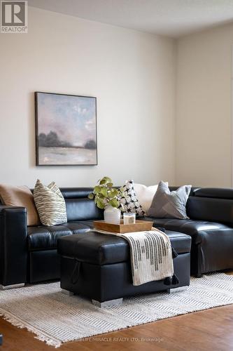 632 Bridleglen Crescent, Ottawa, ON - Indoor Photo Showing Living Room