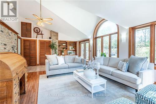 132 8Th Concession Road E, Hamilton, ON - Indoor Photo Showing Living Room