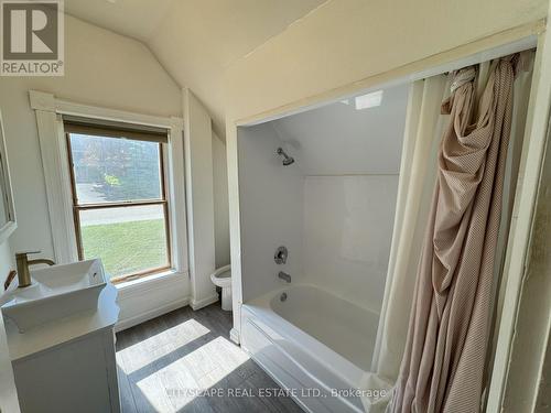 180 Carroll Street, Guelph/Eramosa (Rockwood), ON - Indoor Photo Showing Bathroom