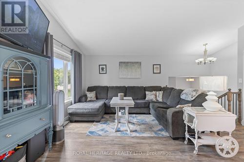 131 1/2 King Street W, Kawartha Lakes, ON - Indoor Photo Showing Living Room