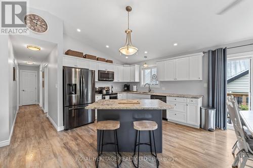 131 1/2 King Street W, Kawartha Lakes, ON - Indoor Photo Showing Kitchen With Upgraded Kitchen