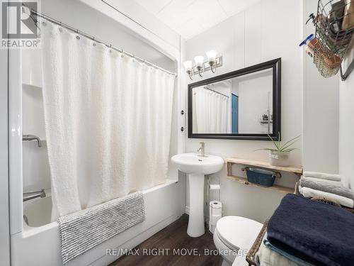6185 Rama Dalton Boundary Road, Kawartha Lakes, ON - Indoor Photo Showing Bathroom