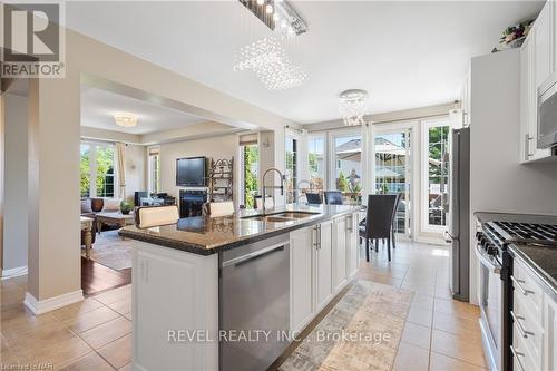 6500 St Michael Avenue, Niagara Falls, ON - Indoor Photo Showing Kitchen With Double Sink With Upgraded Kitchen